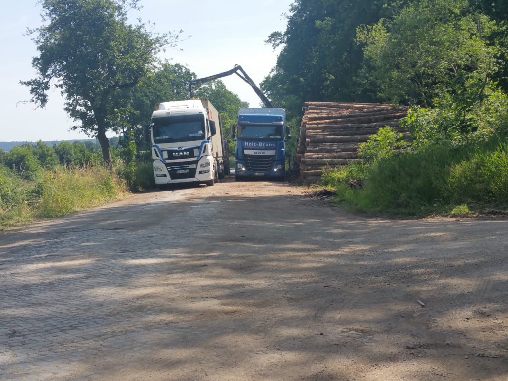 Vrachtauto's blokkeren de weg 30 minuten