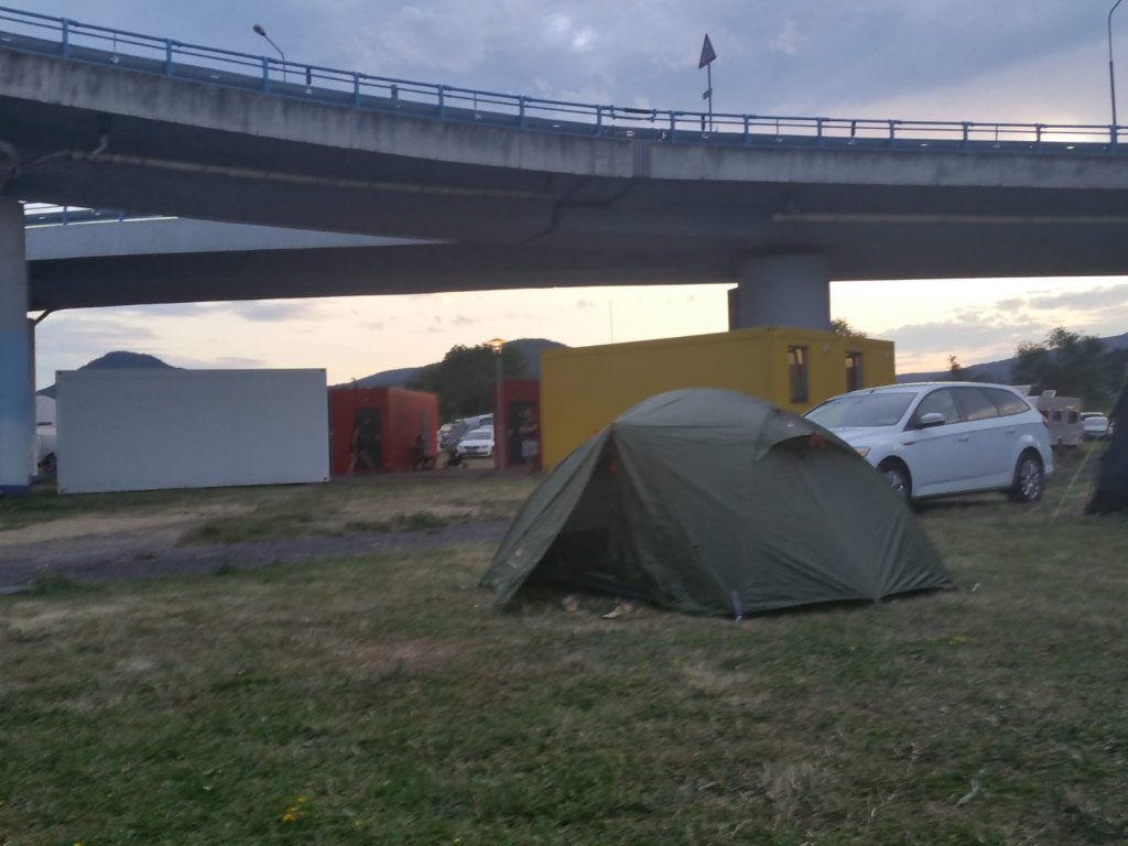 Uitzicht camping onder de snelweg