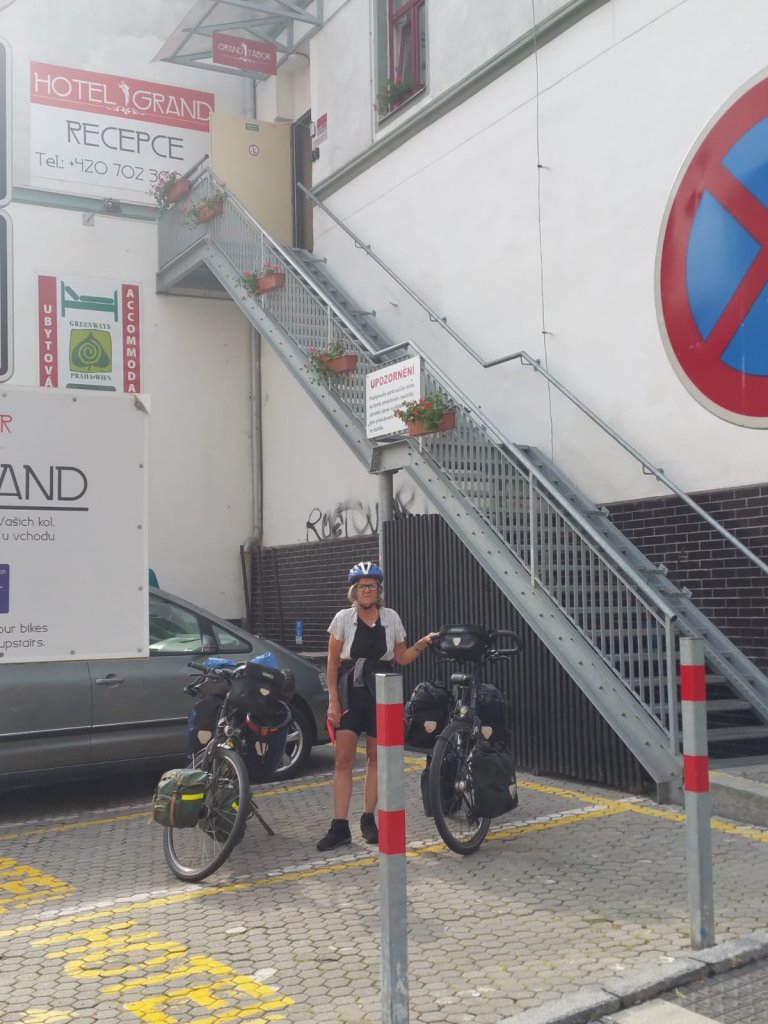 Trap om fietsen binnen te zetten bij hotel